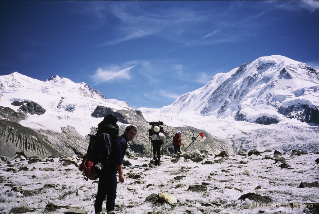 Delante Joaquín cruzando el Glaciar Gorner, Grenx, a la derecha el Liskamm y arriba a la izquierda la Dufourspitze